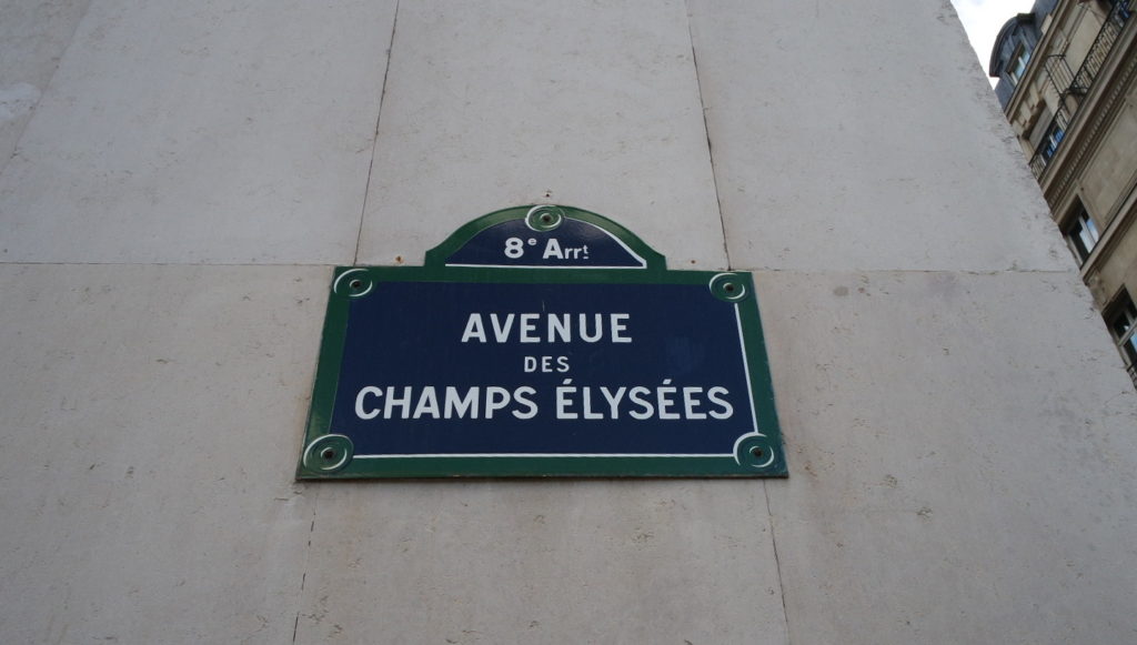 Placa com o nome avenue champs elysees