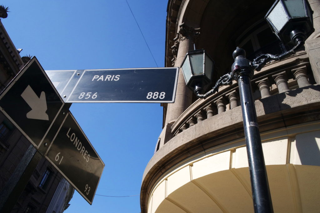 Placas sinalizando o cruzamento das ruas paris e londres, em santiago do chile