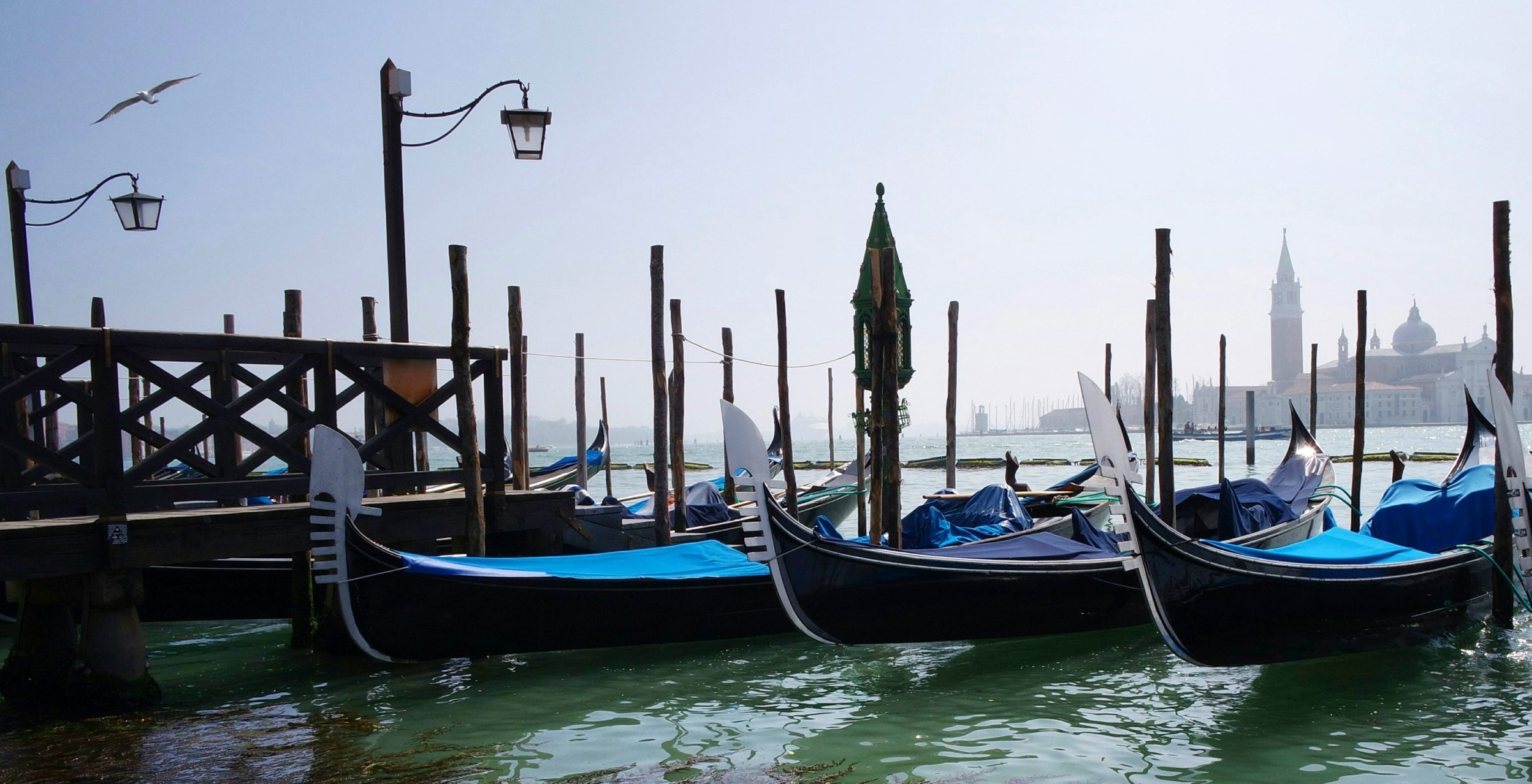 Barcos atracados no grande canal em Veneza