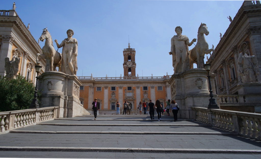 As largas escadarias para a Piazza del Campidoglio