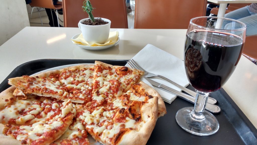 Pizza margherita e vinho em Roma