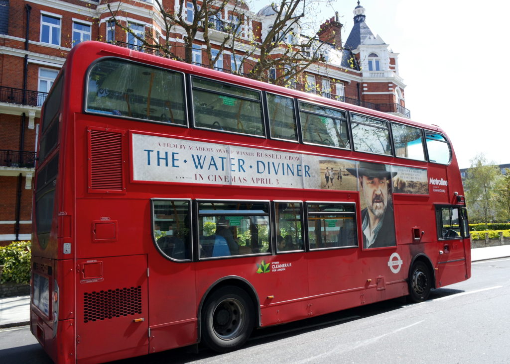 Ônibus vermelho de dois andares clássico na Abbey Road, em Londres