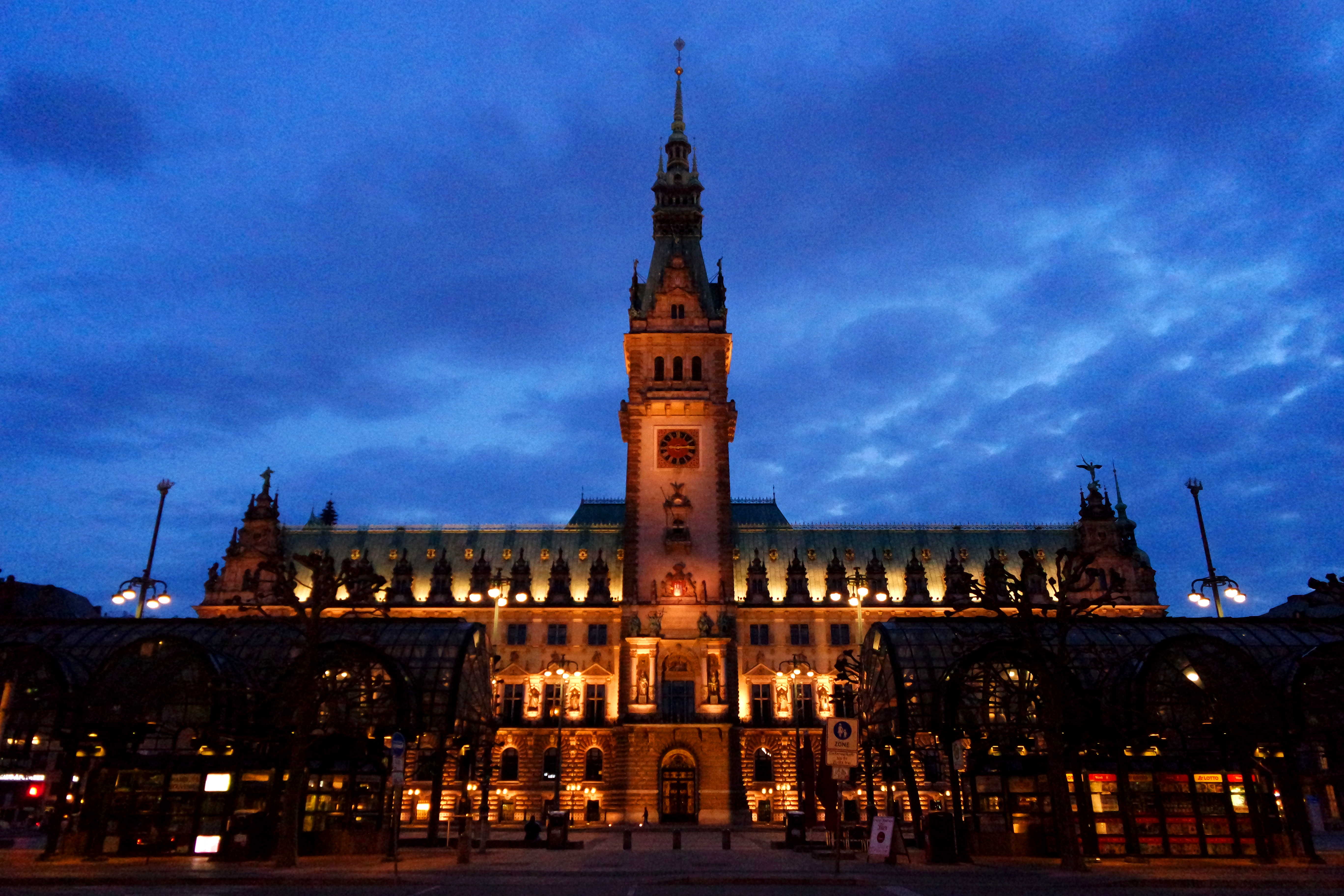 O belo edifício da Prefeitura de Hamburgo ao anoitecer