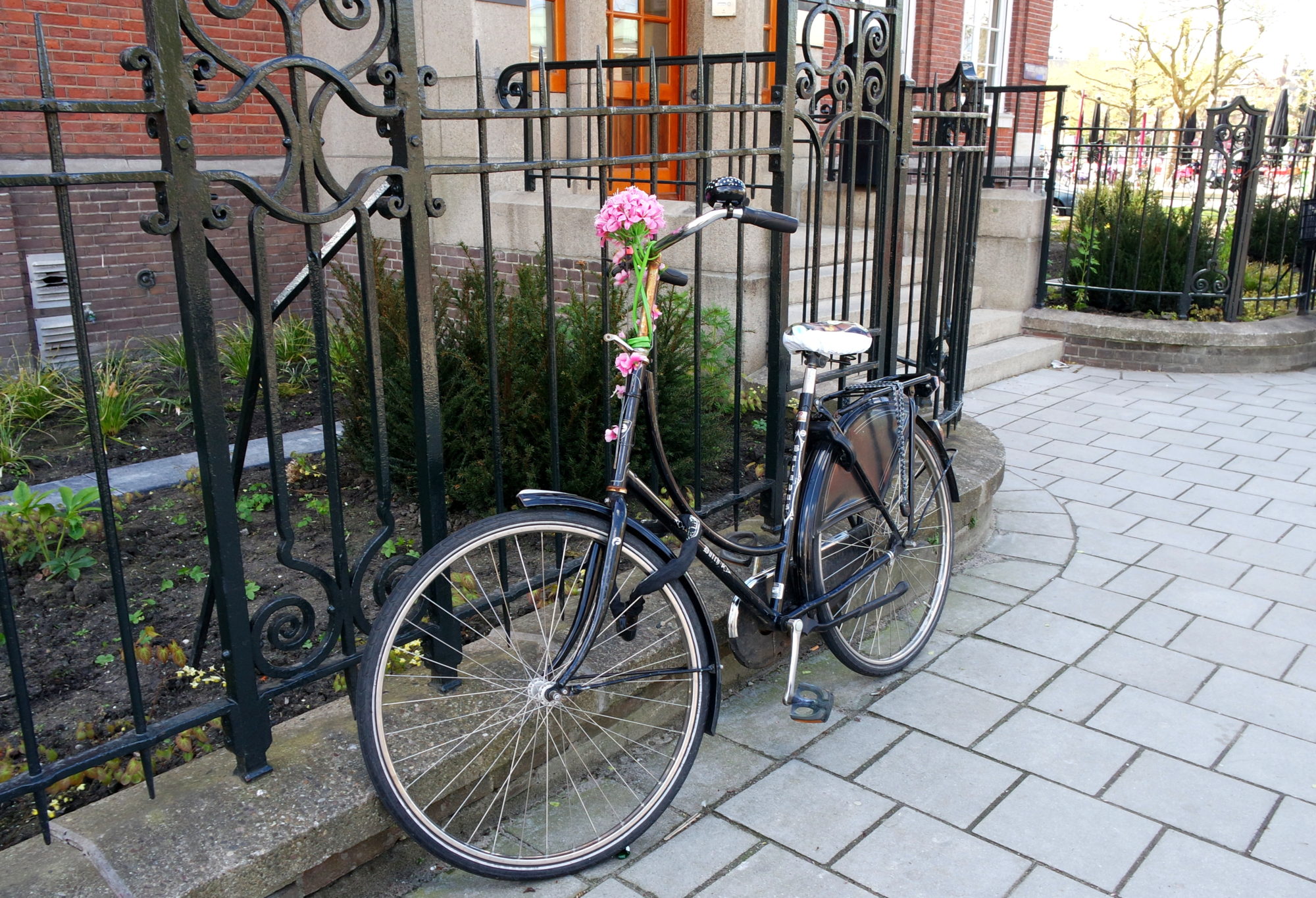 Bicicleta enfeitada por uma flor em Amsterdam