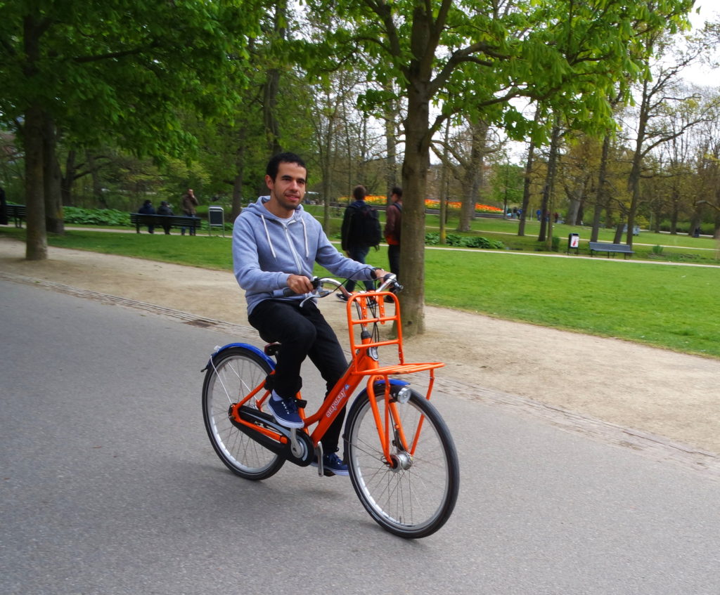Andando de bicicleta no VOndelpark, em Amsterdam