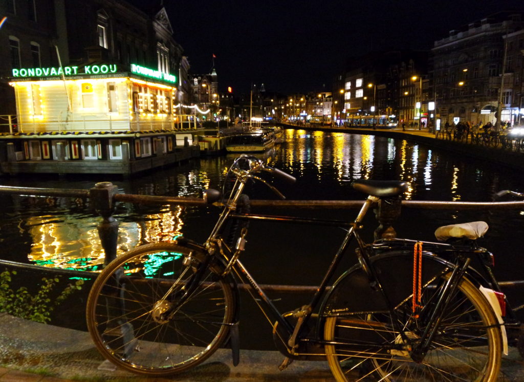 Bicicleta à beira do canal em Amsterdam, à noite