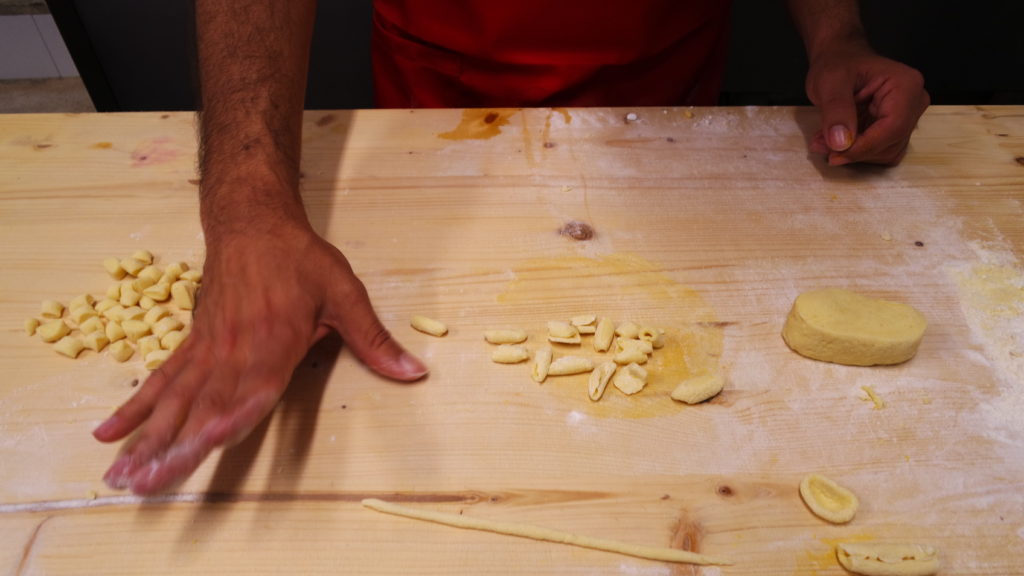 Mão na massa - fazendo a pasta no curso de massa no pasta chef