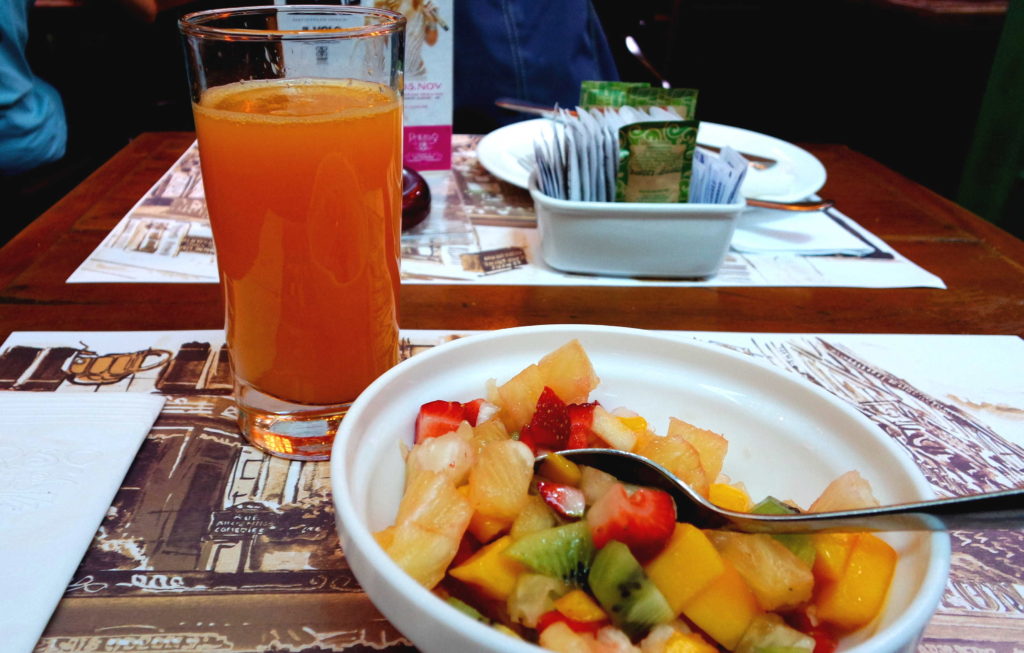 Salada de frutas e suco de laranja e mamão no Paris 6