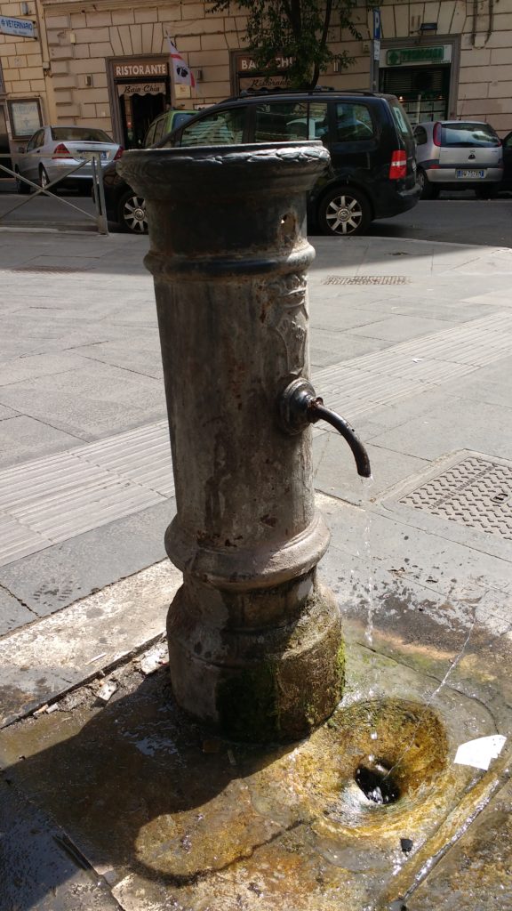 Água saindo da Nasoni, em Roma