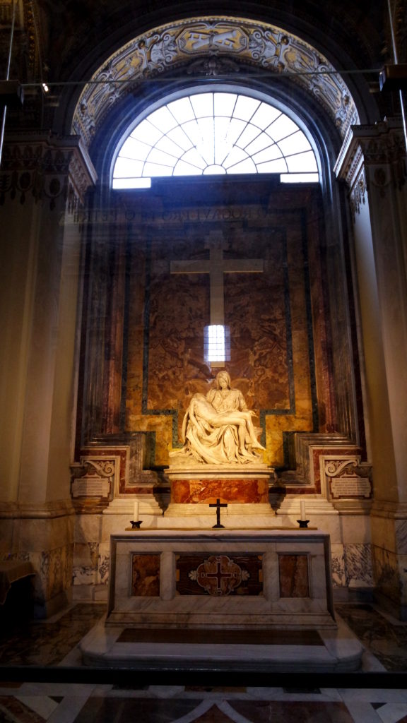 Pietà, de Michelangelo, com Maria segurando o corpo inerte de Jesus Cristo
