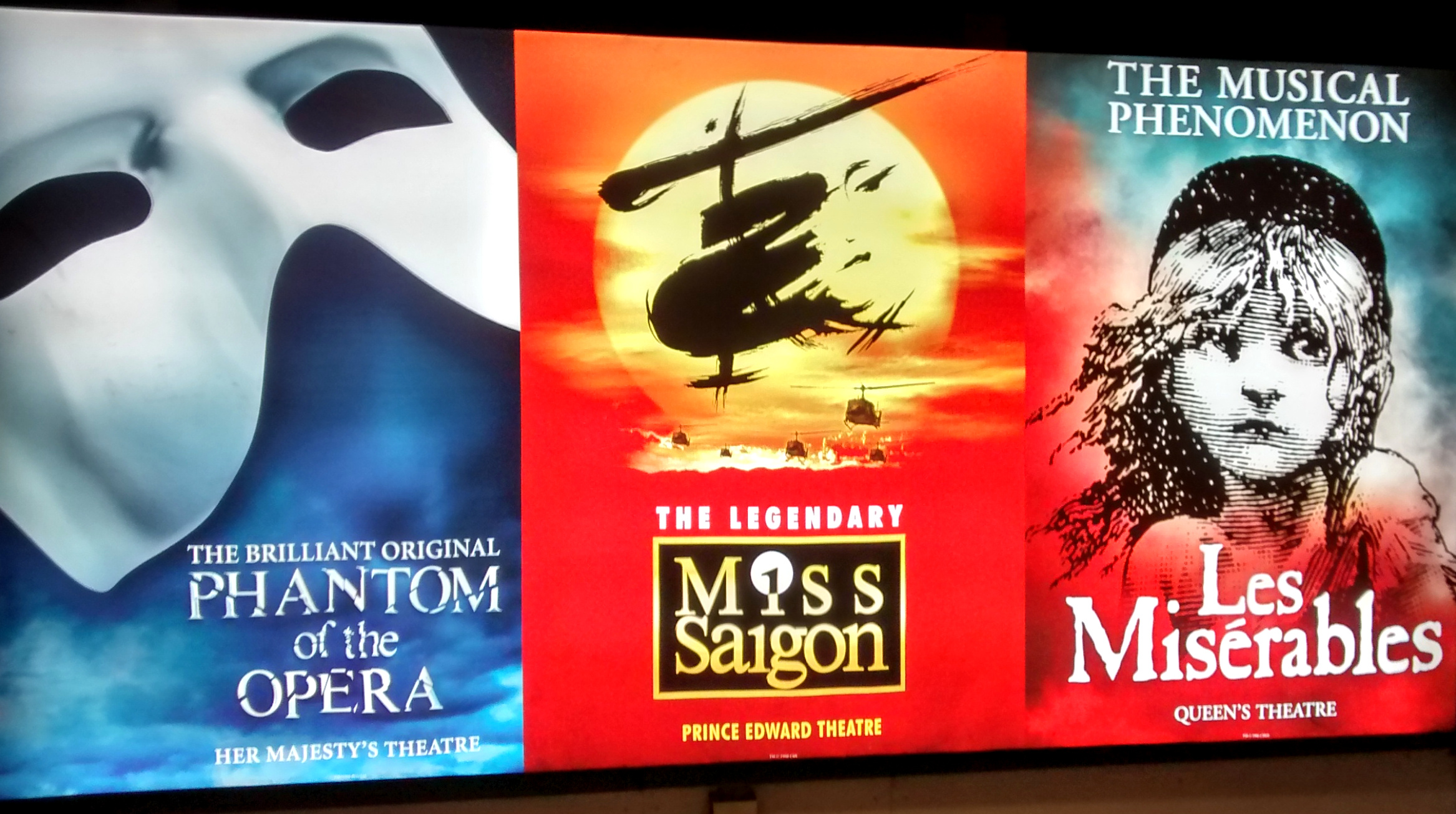 Cartaz com os musicais do Wes Ende de Londres: Phantom of The Opera, Miss Saigon e Les Miserables