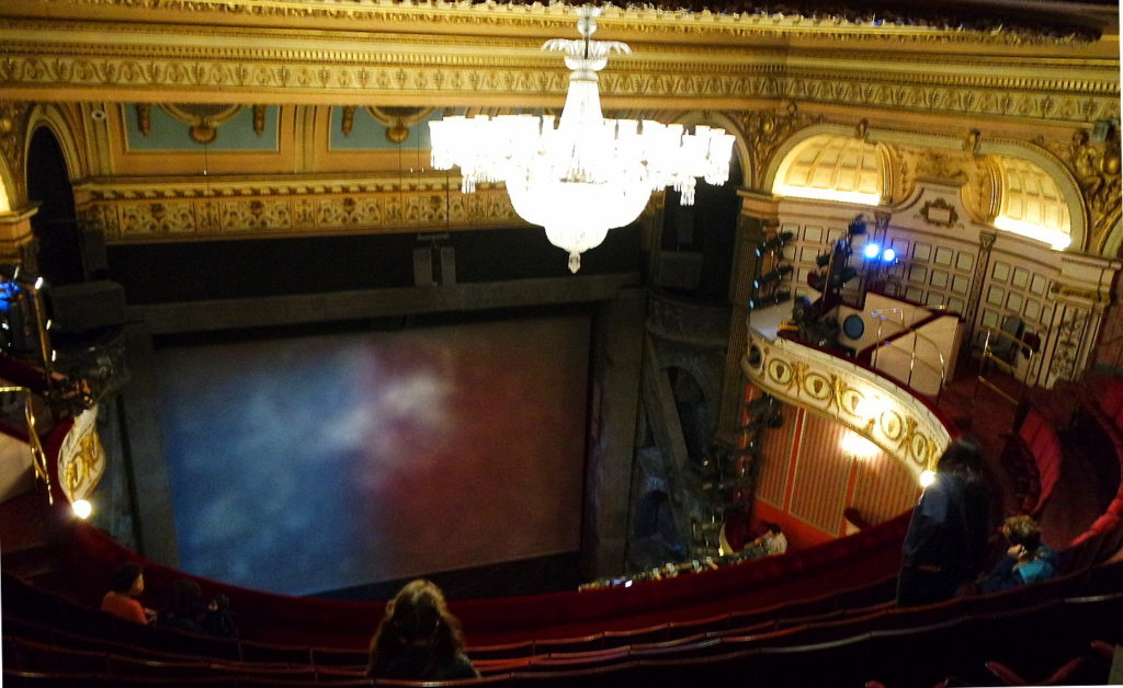 Queen’s Theatre com seu bonito lustre iluminado, on West End de Londres