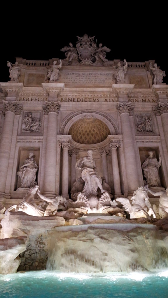 Fontana di Trevi iluminada, à noite