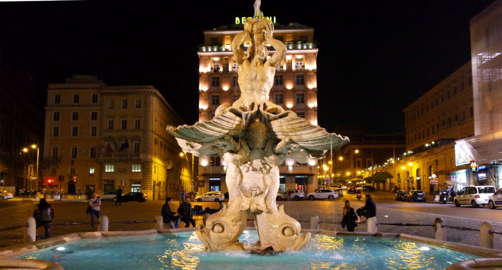 Fonte na Piazza Barberini, à noite, em Roma