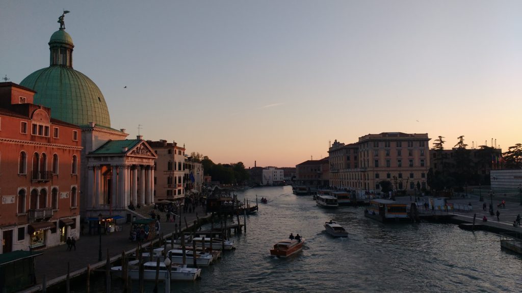 Vista do Grande Canal de Veneza, ao entardecer