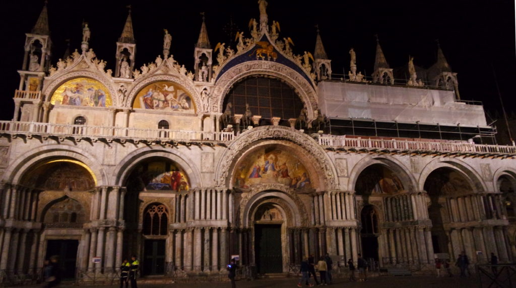 Basílica São Marcos de Veneza, imponente, à noite