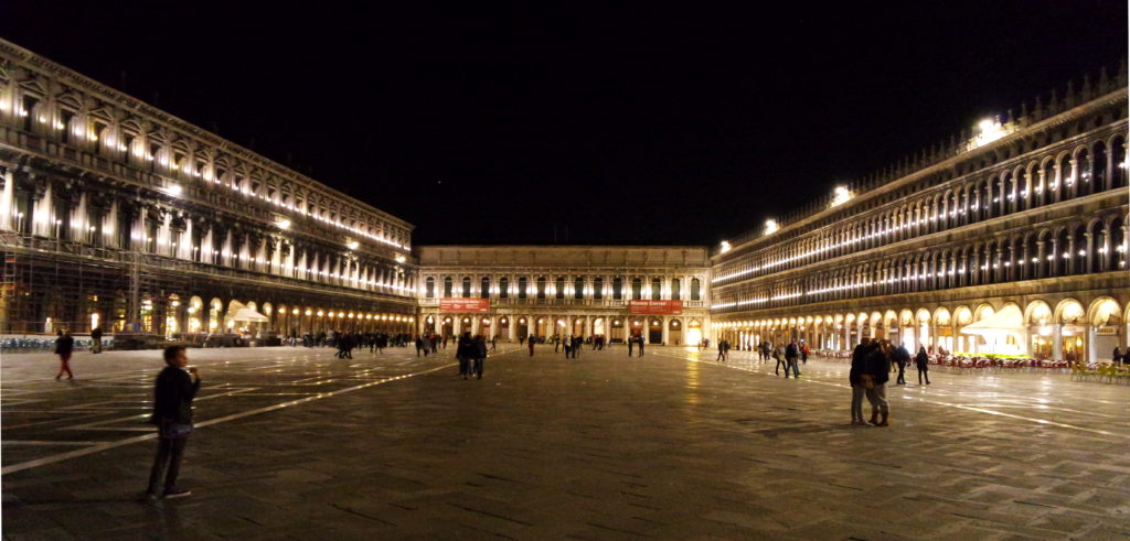 O enorme vão da iluminada Piazza San Marco, à noite