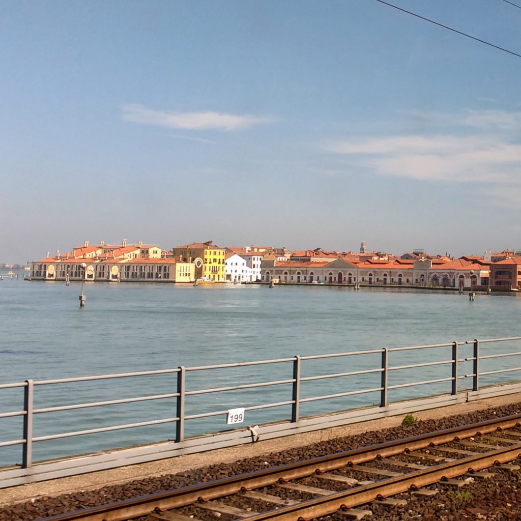 Chegando na estação de trem de Veneza, com os trilhos cortando as águas