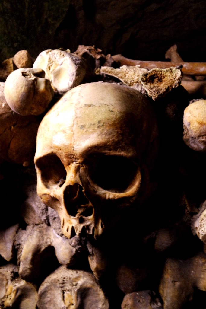 Caveira macabra nas catacumbas de Paris