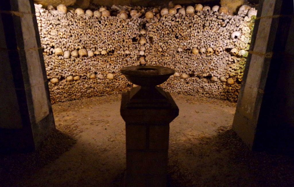 Dezenas de caveiras nas Catacumbas de Paris
