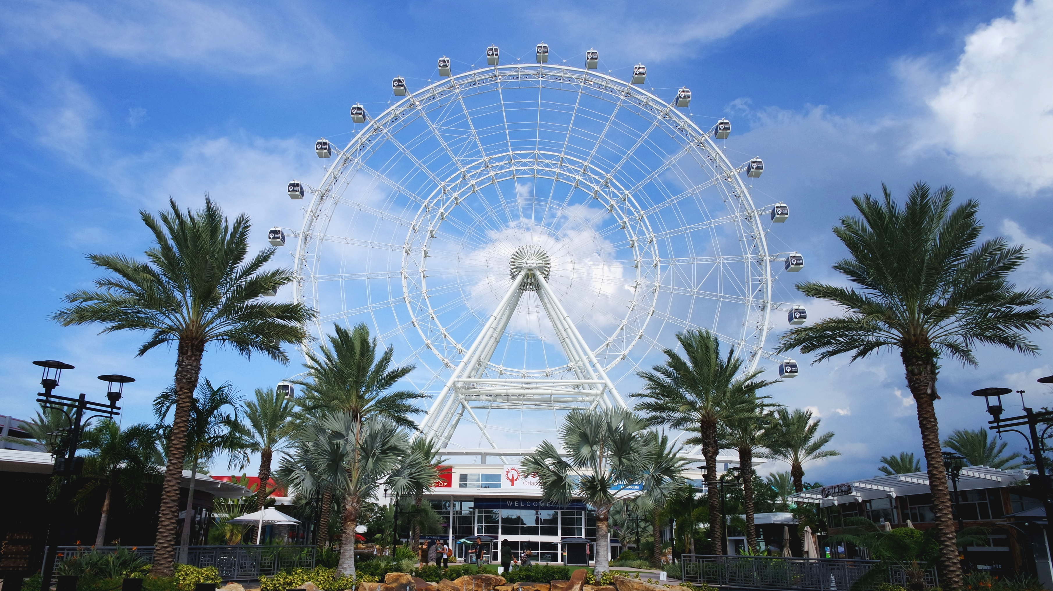 Roda gigante Orlando Eye, em um dia de céu azul em Orlando, Flórida