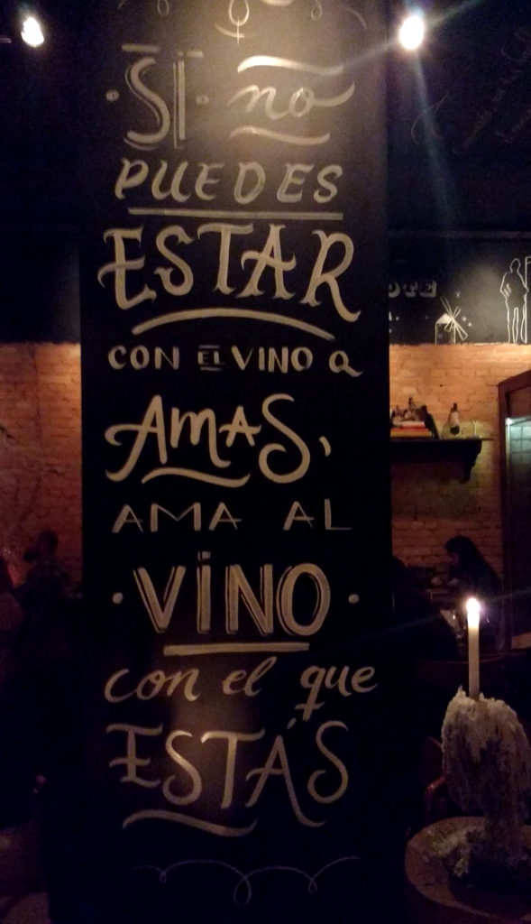Paredes do bar com inscrições sobre vinho