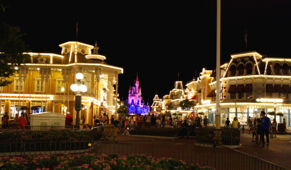 Magic Kingdom iluminado à noite