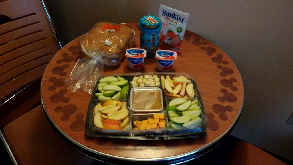 Frutas, pães e iogurte comprados no Walmart
