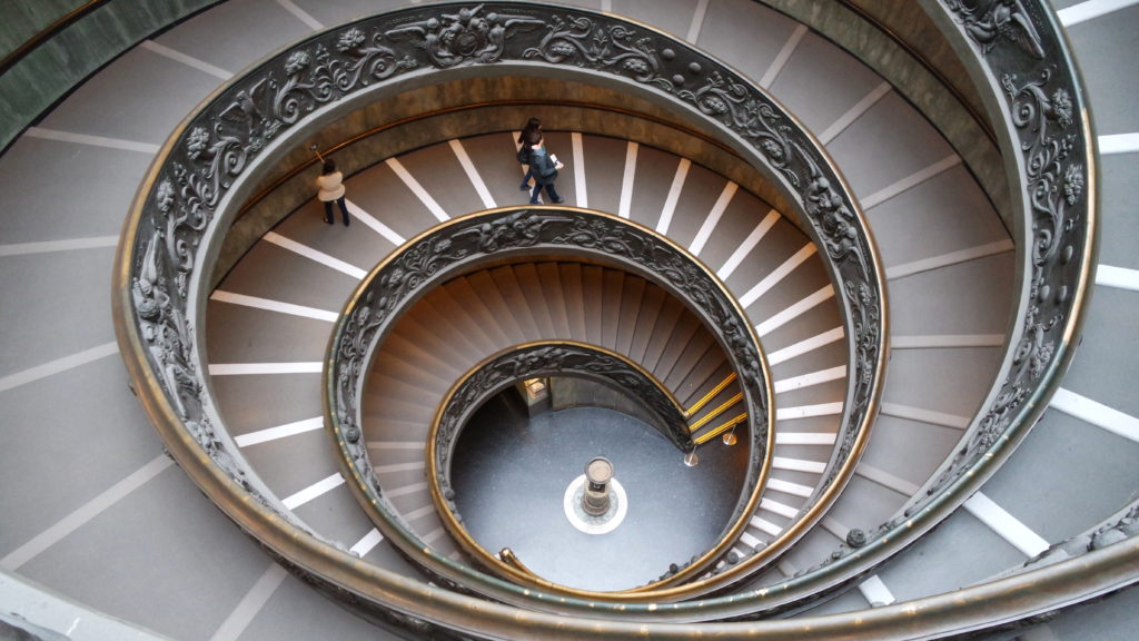A famosa escada espiral dos museus vaticanos