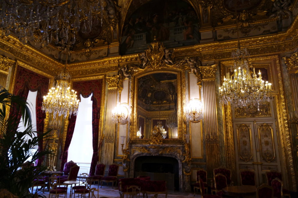 Ornamentação suntuosa com cristais e paredes em tom de outro, nos apartamentos de Napoleão, no Museu do Louvre