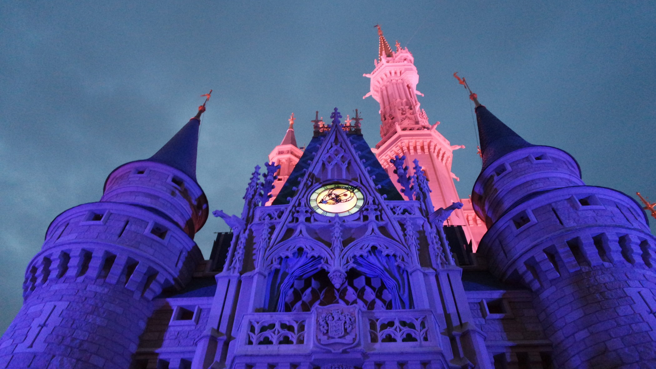 Close do Castelo da Cinderela, no Magic Kingdom, iluminado em tons azuis e roxos à noite