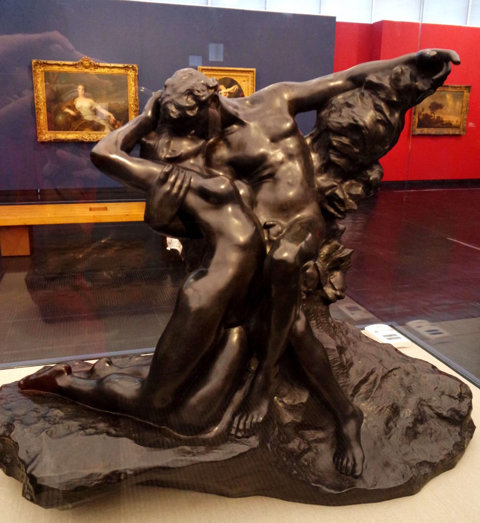 Eterna primavera: escultura negra de dois amantes se beijando