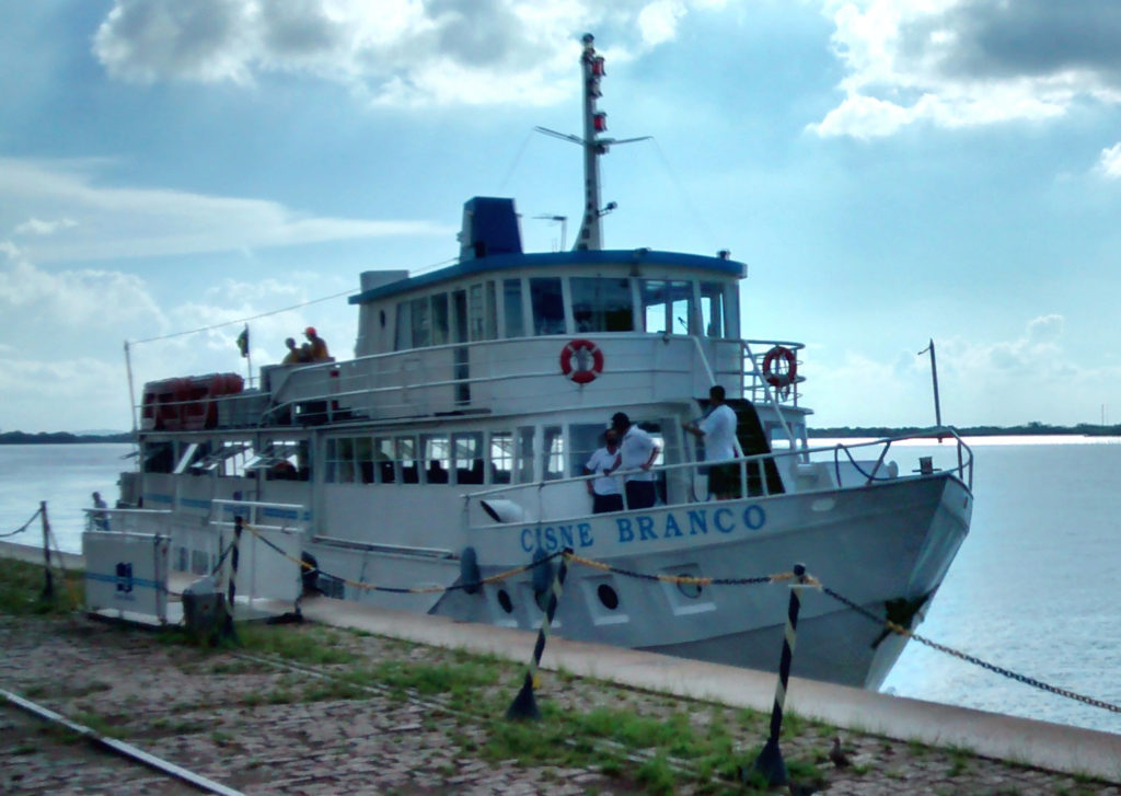 Catamarã parado no Rio Guaíba