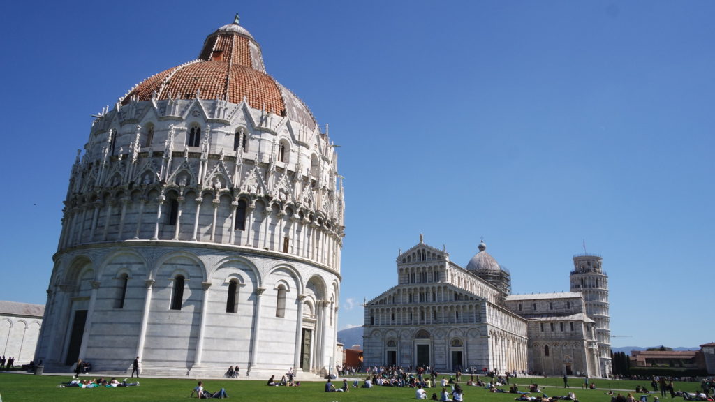 Praça dos milagres com o céu azul de Pisa