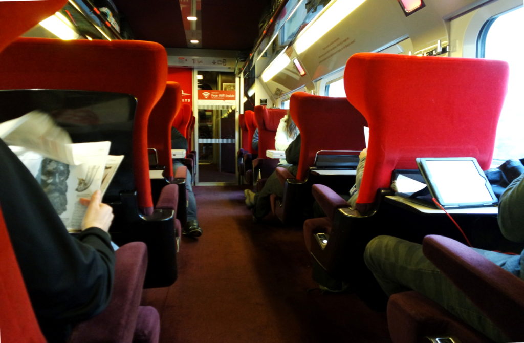 Interior do Trem da Thalys, com poltronas vermelhas