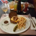Casa Ramona – comendo hambúrguer no centro da cidade