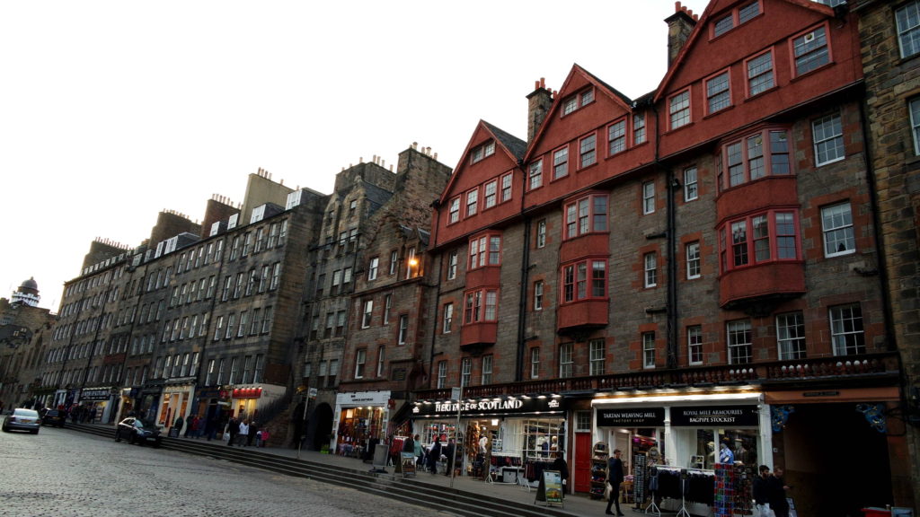 Edifícios da Royal Mile, principal avenida da Old Town em Edimburgo