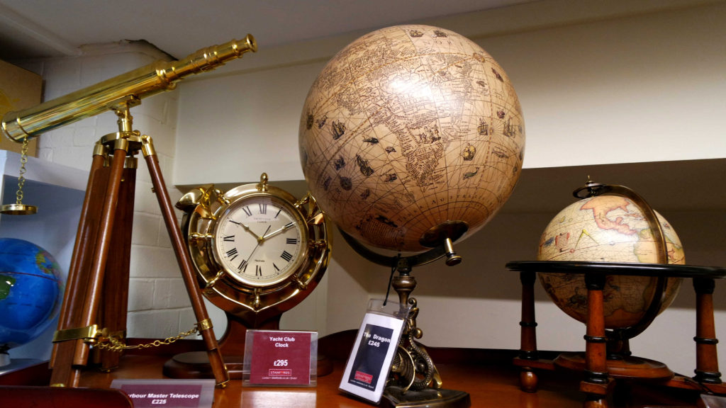Globo e itens vintage, como luneta e relógio, na Stanfords