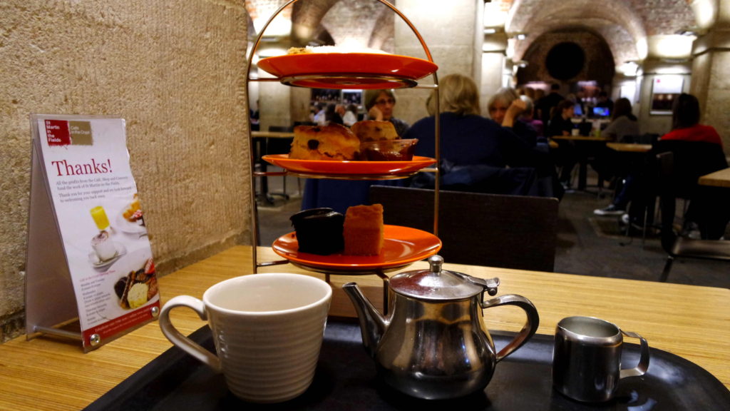 Chá da tarde barato em Londres no ambiente do Café in the Crypt