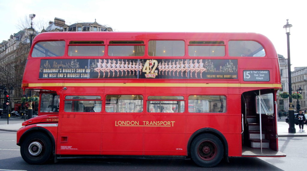Onibus vermelho em Londres, Reino Unido. Programas de milhagem