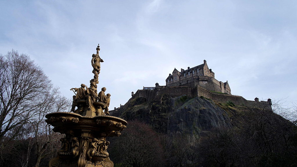 Castelo de Edimburgo, no topo da Castle Rock