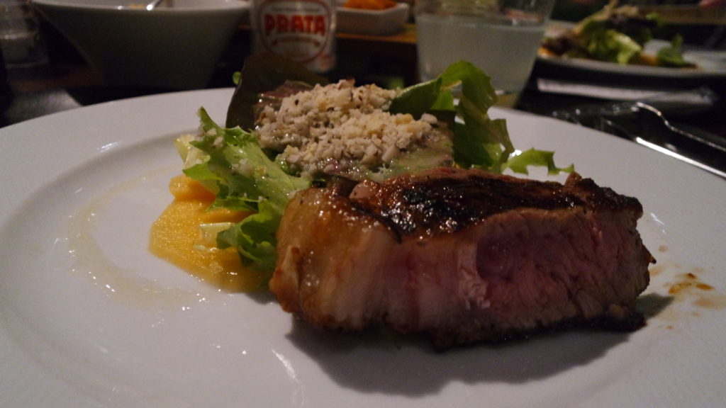 Corte de carne NB Steak acompanhado da Salada Tropical