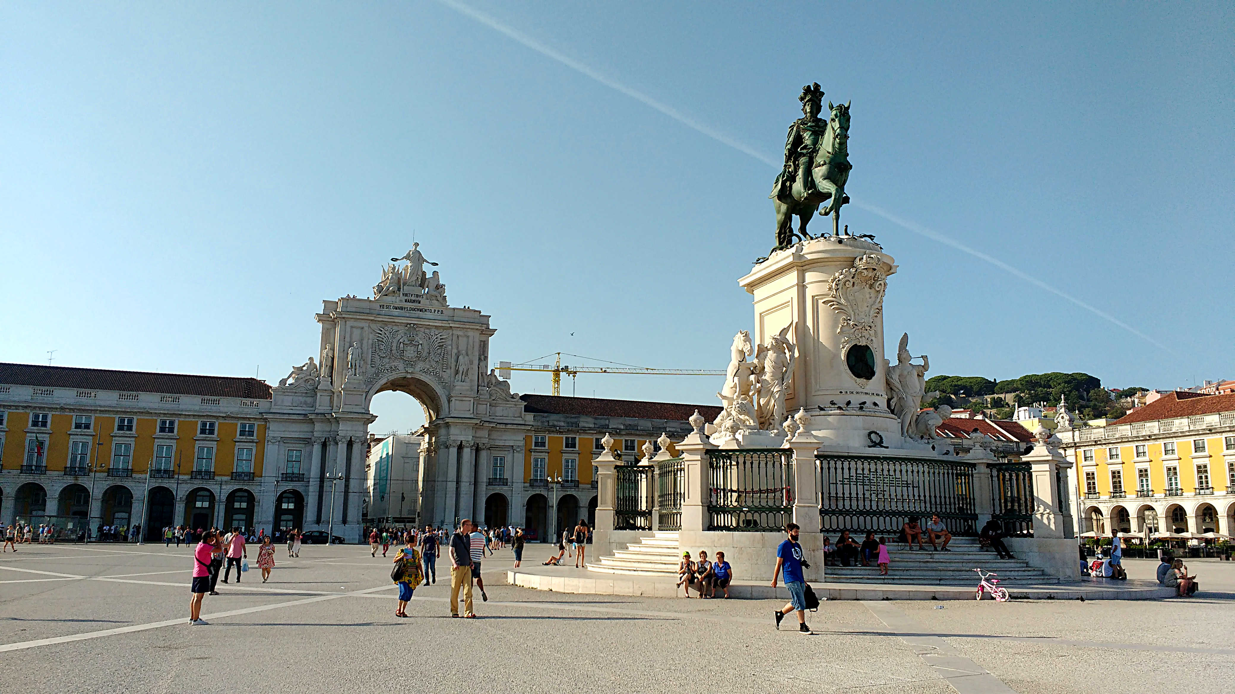 Golpe em Lisboa ma Praça do Comércio, com o Arco Monumental da Rua Augusta, ao fundo