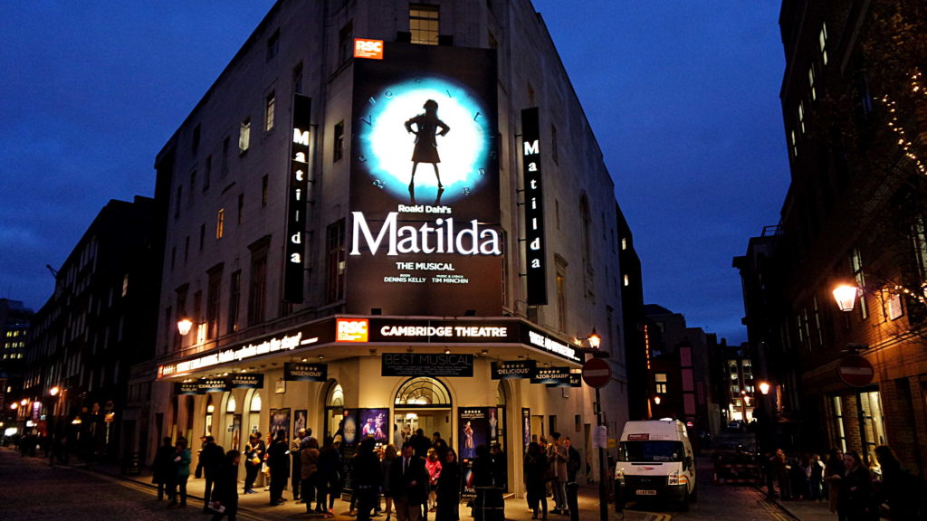 Cambridge Theatre, onde rola o ótimo musical Matilda