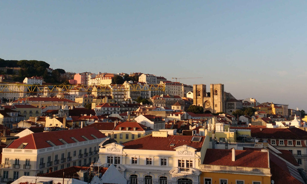 Telhadinhos de Lisboa e Catedral da Sé, ao fundo