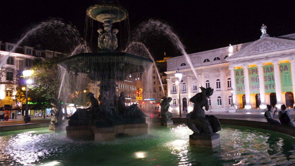 Praça Dom Pedro IV, à noite