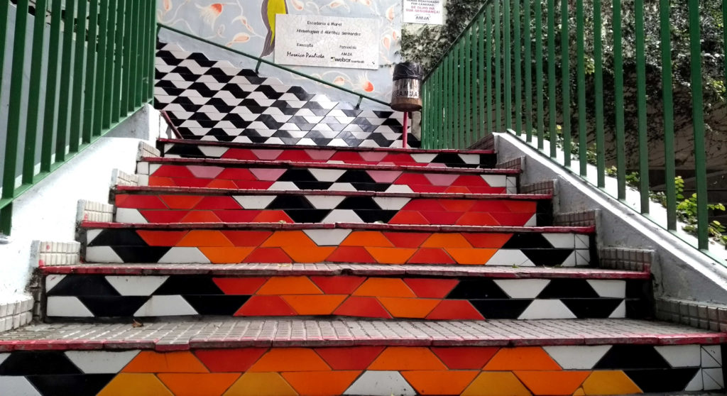Escadaria em homenagem e Mirthes Bernardes, criadora do símbolo que enfeita várias das calçadas de São Paulo