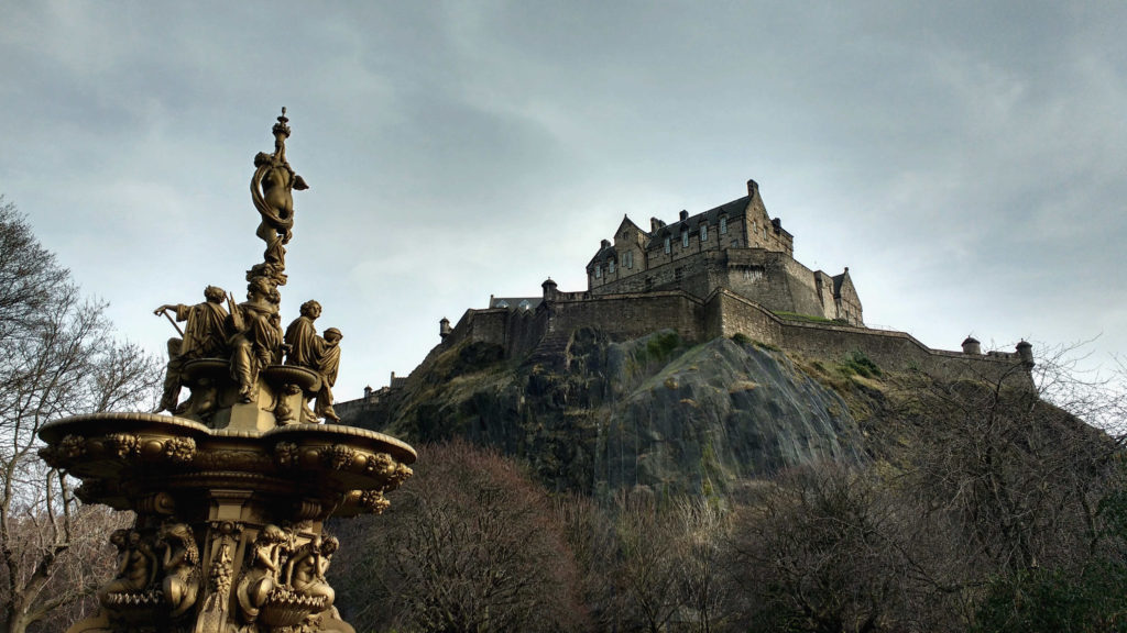 Castelo de Edimburgo no topo do Castle Rock