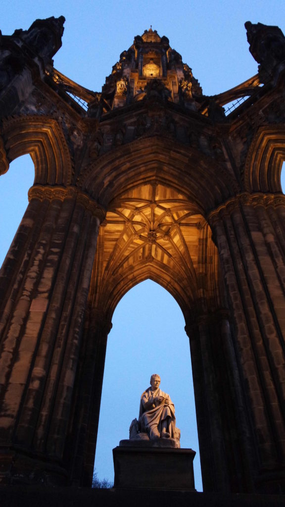 Sir Walter Scott tem tanta importância na Escócia que, na Princess Street foi erigido o Scott Monument, o maior monumento do mundo já feito em homenagem a um escritor