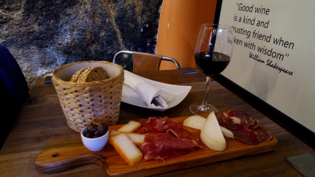 Onde comer em Sintra, tábua de queijos e vinho
